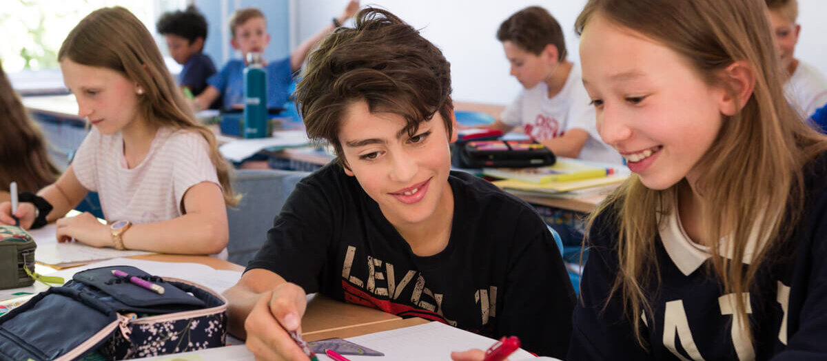 Schülerinnen und Schüler lernen gemeinsam im Unterricht